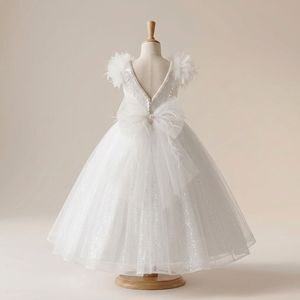 Vestido de Niña para Boda o Primera Comunión, de Alta Costura, Elegante, Blanco, con Plumas en los Hombros y Falda de Tul Brillante - Product Image 1