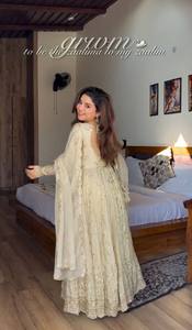 ชุดเดรสยาวปักลายครีมแบบ Anarkali พร้อมผ้าคลุมไหล่ ชุดประจำชาติอินเดีย-ปากีสถานสำหรับผู้หญิง - Product Image 3