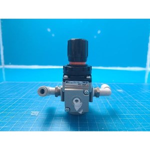 Régulateur de pression pneumatique SMC AR20-02H, utilisé comme pièce détachée pour équipement semi-conducteur d'occasion - Product Image 3