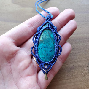 Collier pendentif en macramé turquoise, style bohème, forme goutte d'eau, pierre naturelle sertie, unisexe, à porter au quotidien - Product Image 1