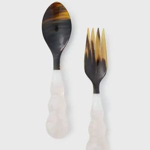 Ensemble de 2 cuillères à salade décoratives en résine écologiques avec poignée graduée, compatibles lave-vaisselle - Product Image 1