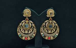 Boucles d'oreilles pendantes Kundan plaquées or avec pierres multicolores, style chandelier, en laiton, bijoux ethniques pour femmes, pour fêtes et mariages. - Product Image 5