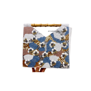 Pochette perlée artisanale avec poignées en bambou en V, fermeture éclair, sac cosmétique suspendu grande capacité, thème marin, mode unique et affirmée - Product Image 1