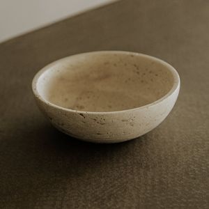 Bol en travertin sur mesure, fait main à partir de pierre naturelle de qualité supérieure, pour la présentation décorative de fruits et la décoration de table - Product Image 1