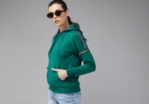 Sudadera con capucha verde para mujer con estampado de letras en la manga y diseño de bolsillo, tejido transpirable de algodón para otoño. - Product Image 4