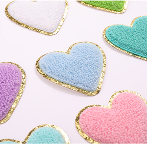 Parche de fieltro no tejido con forma de corazón personalizado, termoadhesivo o para coser, con borde de purpurina dorada para ropa, sombreros, bolsos, decoración de regalos. - Product Image 1