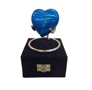 Urne funéraire personnalisée en forme de cœur pour les cendres de bébé, souvenir commémoratif personnalisé avec nom et date gravés, urne en forme de cœur de couleur bleue - Product Image 5
