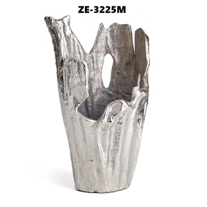 Florero Decorativo de Metal Dorado Hecho a Mano, Elegante Contenedor Floral para Flores Frescas, Flores Artificiales y Pampas Modernas - Product Image 3