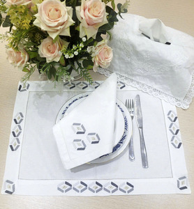 Juego de Manteles Individuales y Servilletas Geométricas Bordadas Lavables al por Mayor, Manteles de Algodón Blanco con Dobladillo para el Hogar, Bodas y Eventos - Product Image 1