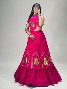 Conjunto de Lehenga de Rayón y Algodón de Diseño, Completamente Cosido, con Patrón Dorado Kalash, Blusa Gota Patti con Borlas, Elástico y que Absorbe la Humedad - Product Image 3