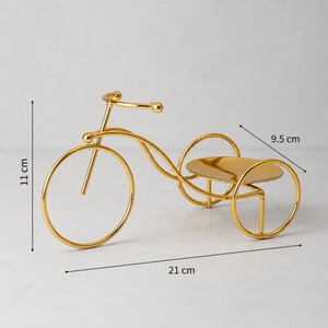 Portavelas de metal con acabado dorado y negro en forma de bicicleta vintage, elegante decoración de mesa, ideal para la sala de estar y la decoración del hogar. - Product Image 5