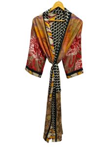 ชุดคลุมกิโมโนผ้าไหมปะติดปะต่อแบบส่าหรีสำหรับเจ้าสาว ชุดคลุมบิกินี่ ชุดนอน ชุดคลุมยาว งานแฮนด์เมดสไตล์อินเดีย วินเทจ ทำจากผ้าไหมส่าหรีรีไซเคิล - Product Image 2