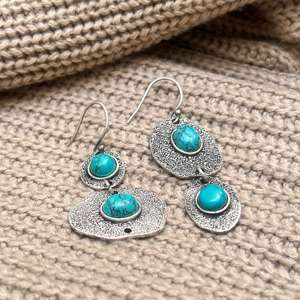 Pendientes colgantes de latón con turquesa, pendientes de latón texturizado con baño de plata, pendientes de piedras preciosas para mujer, pendientes oxidados al por mayor - Product Image 1