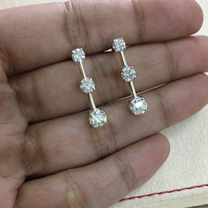 ต่างหูเงินแท้ 925 ประดับเพชรธรรมชาติทรงกลม 3 เม็ด สำหรับผู้หญิง น้ำหนัก 1.92 กะรัต ดีไซน์ทันสมัย เหมาะสำหรับงานแต่งงาน ขายส่งเครื่องประดับ - Product Image 5