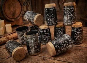 Juego de Vasos de Chupito de Cuerno Vikingo Hechos a Mano con Diseño de Nudo de Brújula Grabado, Copas de Hidromiel de Cuerno Bovino Auténtico con Base de Madera - Product Image 4