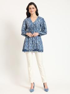 Blusa Elegante Azul con Cuello en V para Mujer, Diseño Minimalista para Oficina y Estilo Casual, Disponible para la Venta - Product Image 3