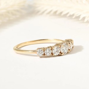 Bague de fiançailles en or massif 10K 14K 18K avec sept diamants de laboratoire taille ronde, pureté DEF VS VVS, faite à la main - Product Image 4
