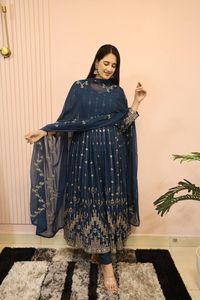 Robe sophistiquée Georgette Shalwar Kameez avec 3.10m Flair brodé Dupatta et manches longues Vêtements de style indien - Product Image 3
