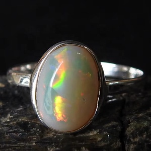 Bague de mariage australienne en opale multi-feu - Argent - Pierre de naissance d'octobre - Opale solide - Taille US 6,5 - Bijou classique fait main avec sertissage à griffes - Product Image 1