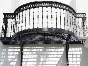 Rampe de balcon moderne en fer massif ; fixation au sol, design tubulaire, résistant à la rouille, adapté aux espaces extérieurs, installation facile. - Product Image 6