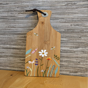 Preciosa tabla de servir rectangular clásica con un lindo recorte en forma de corazón y cuerda rústica para colgar, disponible a precio de mayoreo. - Product Image 6