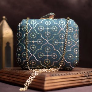 Pochette de soirée bleu marine brodée, élégante, de créateur, pour femmes, pour événements - Product Image 1