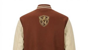 Blouson universitaire personnalisé pour homme en velours côtelé marron crème avec logo brodé sur la manche, coupe décontractée, col rabattu, idéal pour l'automne - Product Image 4