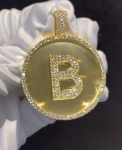 Colgante Personalizado con Inicial, Joyería Hip Hop con Incrustaciones de Diamantes, Medallón Redondo de Oro, Colgante con Letra del Alfabeto con Diamantes Moissanite - Product Image 1