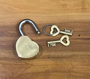 Candado de Latón con Forma de Corazón, Candado de Latón Personalizado con Acabado Pulido para Parejas, Recuerdo Romántico para Votos de Boda - Product Image 3