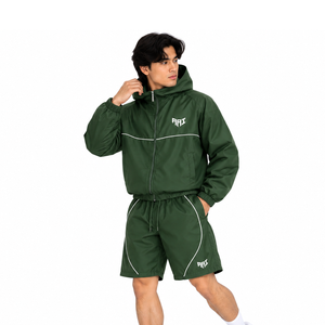 Conjunto Deportivo de Chaqueta y Pantalones Cortos con Capucha Verde de Moda, Chaqueta Ligera de Nailon con Detalles Reflectantes Personalizados y Pantalones Cortos Deportivos para Verano - Product Image 2