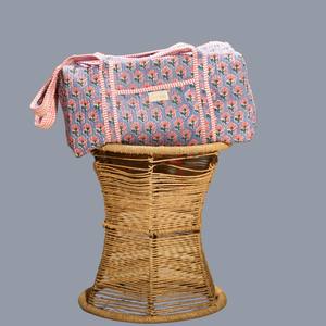 Bolsa de Viaje de Lujo Hecha a Mano en India, con Estampado Artesanal, de Algodón Acolchado, Ecológica, Ligera y Resistente, Ideal para Gimnasio o Viajes Cortos - Product Image 1