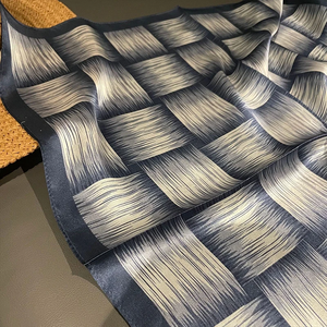 1 pièce Foulard carré en soie simulée à carreaux de 70 cm pour femme, style simple et frais, polyvalent pour la tête, les sacs et les vêtements - Product Image 3