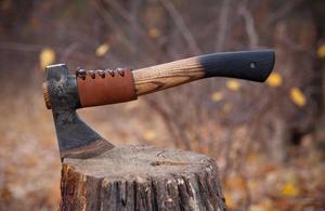 Hache professionnelle forgée à la main en acier à haute teneur en carbone - 13 pouces, manche en bois de frêne pleine longueur, qualité DIY, ODM pour travaux extérieurs et cadeaux - Product Image 3