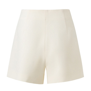 Shorts plissés noirs taille haute avec décor métallique en V, coupe élégante tissée, style classique pour femme - Product Image 3