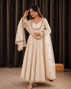 Nuevo conjunto de salwar kameez de diseño moderno para bodas y festivales, de un proveedor y exportador indio. - Product Image 2