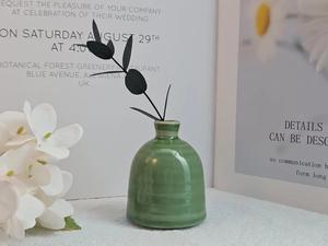 Jarrón de Cerámica de Lujo con Cuello Estrecho y Esmalte Verde Vibrante, Forma Moderna Esculpida, Ideal para Decoración Elegante del Hogar - Product Image 3