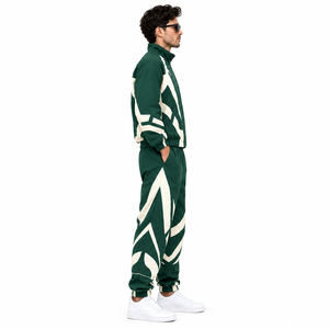 Conjunto Deportivo Geométrico Verde Bosque y Crema para Hombre con Chaqueta de Cremallera Completa y Pantalones Jogger a Juego para Moda Urbana - Product Image 4