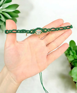 Collier ras du cou en macramé délicat avec pierre de lune verte, tissé à la main, bijou bohème avec breloque dorée - Product Image 1