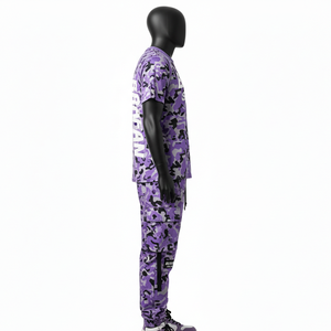 Conjunto de camiseta y pantalón de camuflaje morado para hombre, 240 GSM, poliéster y spandex premium, transpirable, con impresión de logotipo personalizado, 2 piezas. - Product Image 3