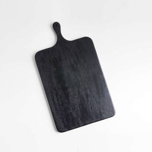 Tabla de cortar rectangular de madera negra natural con asa, bandeja para servir queso, para hoteles, restaurantes, venta al por mayor - Product Image 1