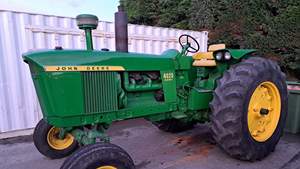 Tracteur John Deere 4020 haute performance, moteur diesel, 4 roues motrices, équipement agricole, conception compacte robuste, en vente - Product Image 5