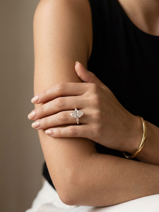 Bague de fiançailles et de mariage de luxe en or massif 14 carats avec diamant de laboratoire taille marquise certifié IGI de 2,50 carats et pierres latérales taille marquise - Product Image 3