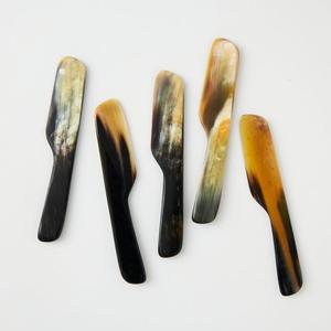 Couteau à fromage élégant en corne de buffle, lisseur naturel poli pour gâteaux, mariages et repas - Product Image 2