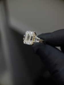 Anillo de Compromiso con Diamante Cultivado en Laboratorio, Corte Esmeralda de 4 Quilates, Oro Sólido de 14K, Anillo Solitario con Diamante Lateral de 1.60 Quilates para Mujer - Product Image 4