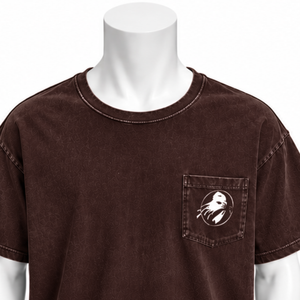 Camiseta de Manga Corta de Algodón Lavado Premium con Bolsillo en el Pecho, Color Marrón Chocolate Desgastado, Corte Holgado, Estilo Vintage Casual - Product Image 3