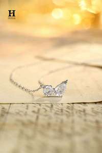 Collier pendentif en or 18 carats avec deux diamants, comprenant des diamants ronds et en forme de poire - Product Image 5