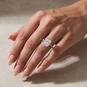 Anillo de Compromiso con Halo Oculto de Corte Radiante, Diseño Premium, Chapado en Oro Blanco de 18K, Plata de Ley 925, Moissanita con Claridad VVS, 8*10mm, 4 - Product Image 3