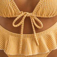 Ensemble de bikini triangle pour femme en Spandex et Polyester, à rayures orange et blanches, avec haut à nouer sur le devant et bas froncé coupe coquine, maillot de bain très élastique