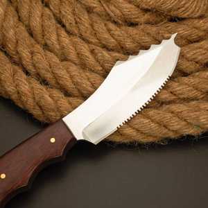 Cuchillo de Hoja Fija Personalizado con Espina Dentada – Cuchillo de Supervivencia para Caza al Aire Libre con Mango de Madera de Palisandro Premium y Funda - Product Image 4