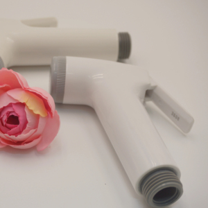 Shattaf Blanco Personalizado con Botón de Presión Único, Diseño Moderno de Plástico Ecológico, Montado en la Pared para Uso en Baños - Product Image 1